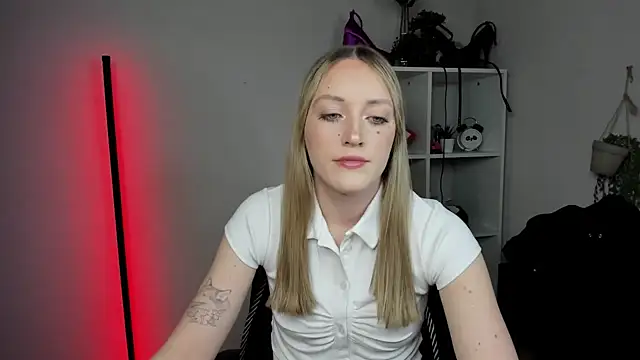 EvelynBlond online show from April 15, 2026, 12:23 pm