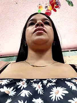 Layla-daring online show from June 1, 2026, 5:47 pm