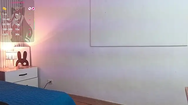 dahianae   online show from November 25, 2025, 3:17 am