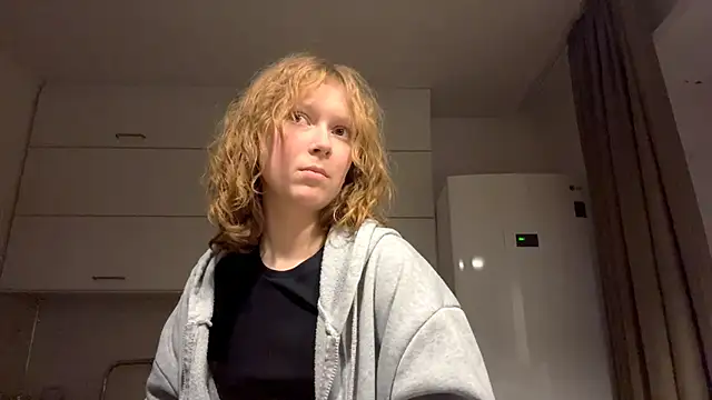 ElfriedaZwack online show from December 1, 2025, 5:07 pm