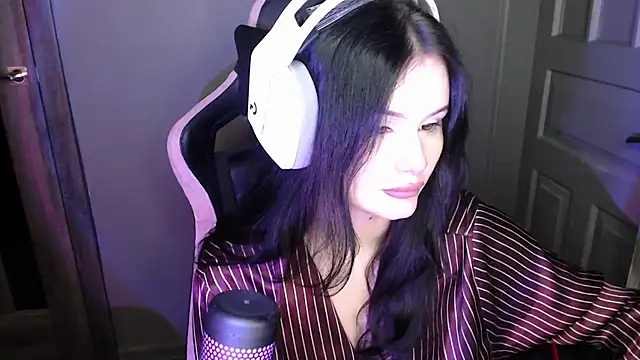 Moon raven online show from December 16, 2025, 3:50 pm