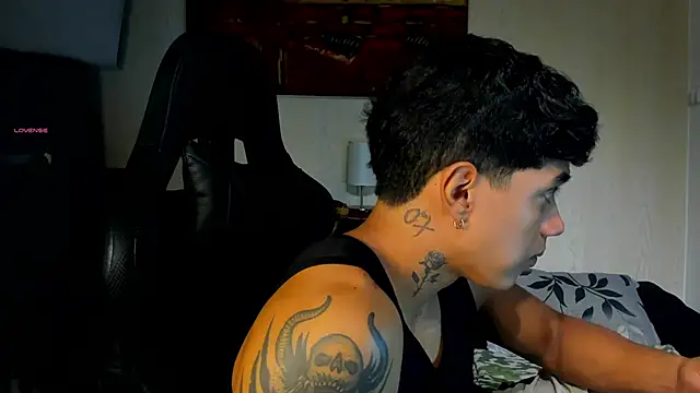 Snapshot of aress_damon chatting on November 28, 2025, 8:00 pm aress damon online show from November 28, 2025, 8:00 pm