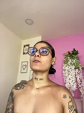 Snapshot of LauraRaider chatting on July 17, 2026, 10:03 pm LauraRaider online show from July 17, 2026, 10:03 pm