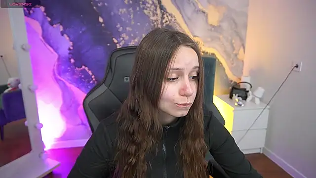 TinyNatalie online show from April 18, 2026, 2:32 pm