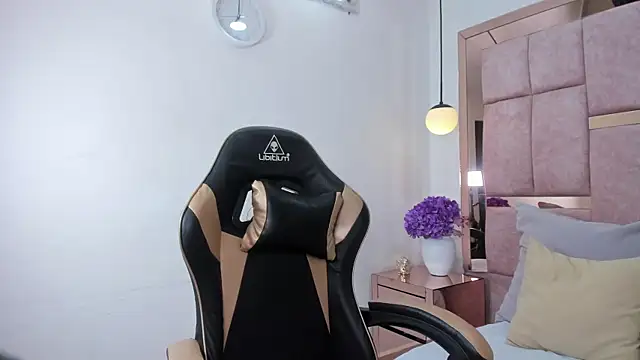 thalia nichols online show from April 15, 2026, 8:20 pm