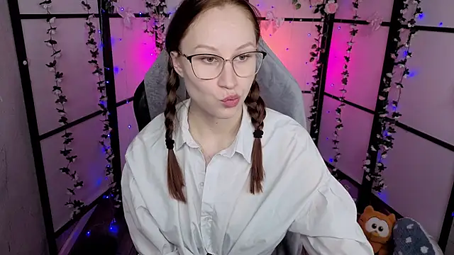 JoanFlare online show from November 26, 2025, 1:34 pm