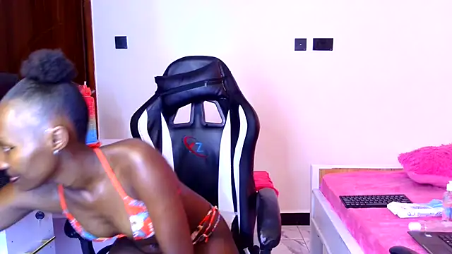 Snapshot of emma-112 chatting on February 2, 2026, 5:39 am emma-112 online show from February 2, 2026, 5:39 am