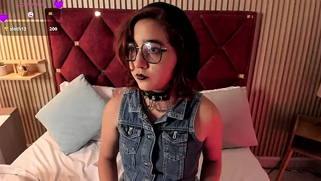 Snapshot of Kiri_Velvet chatting on April 16, 2026, 9:39 pm Kiri Velvet online show from April 16, 2026, 9:39 pm