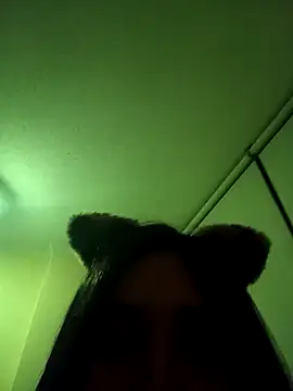 Bizcochitoc4 online show from December 1, 2025, 1:32 am