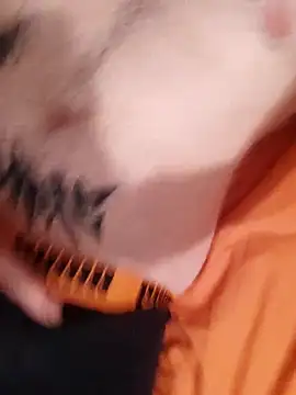 MomentoCaliente00 online show from November 23, 2025, 7:13 pm