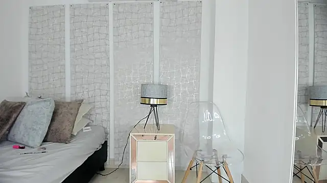 niicole steele  online show from December 5, 2025, 8:05 pm