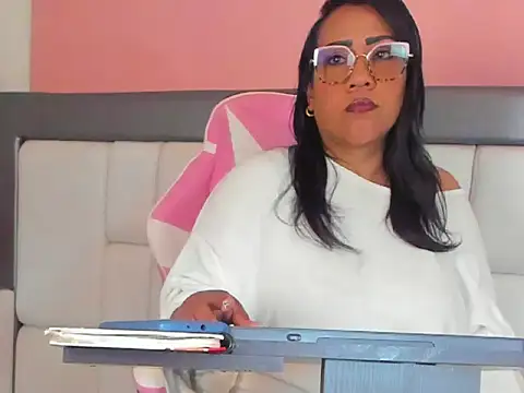 Snapshot of KarolWest_ chatting on December 15, 2025, 12:31 pm KarolWest online show from December 15, 2025, 12:31 pm