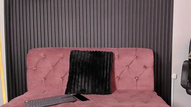 Snapshot of KarolWest_ chatting on January 9, 2026, 12:30 pm KarolWest online show from January 9, 2026, 12:30 pm