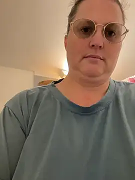 Snapshot of bea_french_curvy chatting on February 1, 2026, 8:40 pm bea french curvy online show from February 1, 2026, 8:40 pm