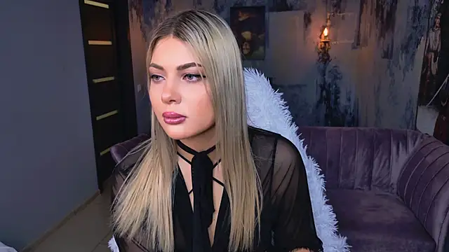 Snapshot of HyileyClark chatting on March 4, 2026, 9:15 am HyileyClark online show from March 4, 2026, 9:15 am