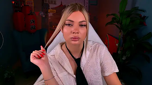 Snapshot of HyileyClark chatting on March 6, 2026, 9:17 am HyileyClark online show from March 6, 2026, 9:17 am