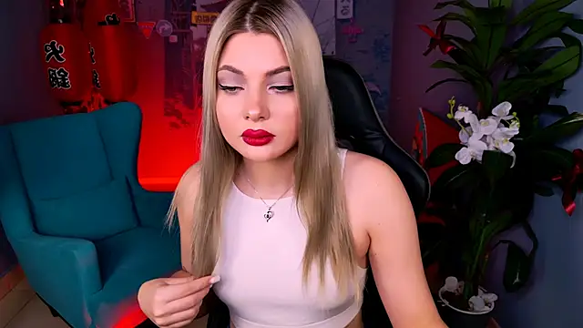 Snapshot of HyileyClark chatting on April 6, 2026, 1:34 pm HyileyClark online show from April 6, 2026, 1:34 pm