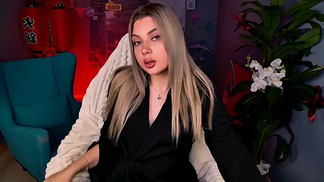 Snapshot of HyileyClark chatting on April 7, 2026, 7:42 am HyileyClark online show from April 7, 2026, 7:42 am