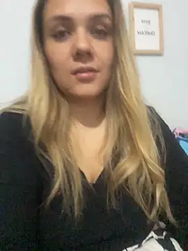 Snapshot of LoreinnFox chatting on April 11, 2026, 5:45 am LoreinnFox online show from April 11, 2026, 5:45 am