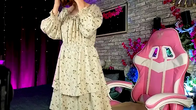 Mia Mooore online show from December 1, 2025, 2:11 pm