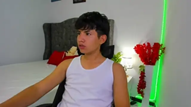 Snapshot of Mikke18 chatting on February 1, 2026, 4:44 am Mikke18 online show from February 1, 2026, 4:44 am