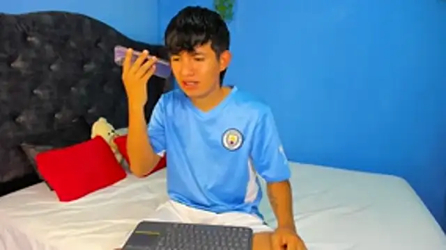 Snapshot of Mikke18 chatting on February 5, 2026, 8:24 pm Mikke18 online show from February 5, 2026, 8:24 pm