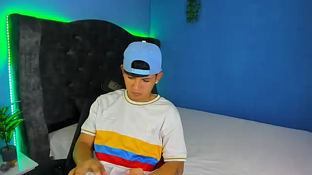 Snapshot of Mikke18 chatting on February 17, 2026, 8:26 pm Mikke18 online show from February 17, 2026, 8:26 pm