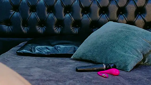 MilaDeRoux online show from April 3, 2026, 7:01 pm