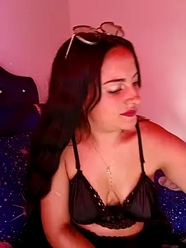 MisNicol online show from December 3, 2025, 8:18 pm