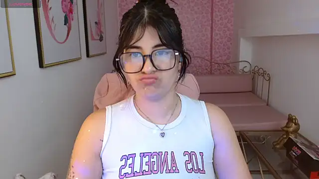 Nina harpper  online show from April 15, 2026, 8:09 pm