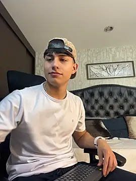 Lander Cruz online show from April 7, 2026, 8:09 pm