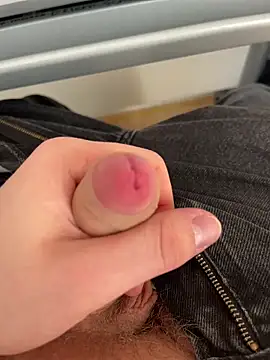 hannes256102 online show from March 19, 2026, 2:21 pm