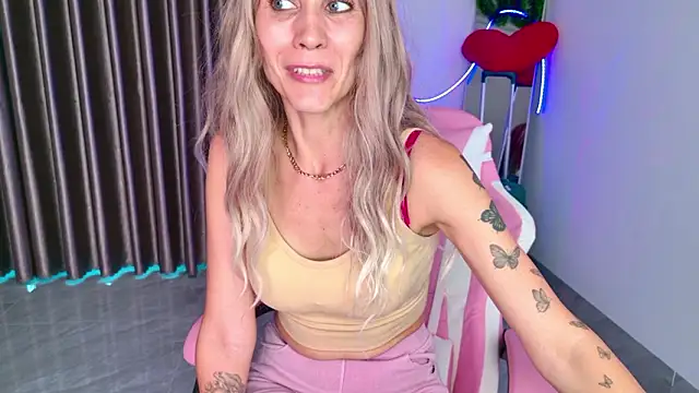 Snapshot of betty_xoxoo chatting on February 16, 2026, 10:44 am betty xoxoo online show from February 16, 2026, 10:44 am