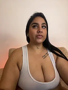 Snapshot of YenthCorona chatting on July 4, 2026, 3:45 am YenthCorona online show from July 4, 2026, 3:45 am