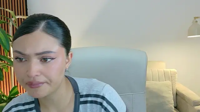 Snapshot of victoria___moon chatting on June 4, 2026, 1:50 pm victoria moon online show from June 4, 2026, 1:50 pm