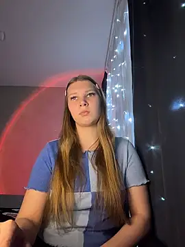 nelli lux  online show from December 15, 2025, 8:35 pm