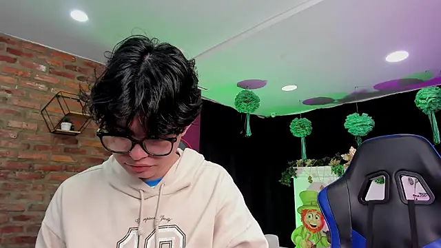 HotThreesoome online show from March 20, 2026, 12:32 pm