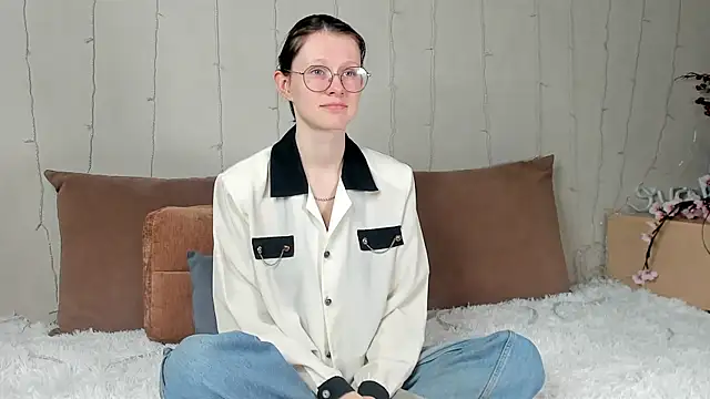 Snapshot of RoxyHerena chatting on December 23, 2025, 5:05 am RoxyHerena online show from December 23, 2025, 5:05 am