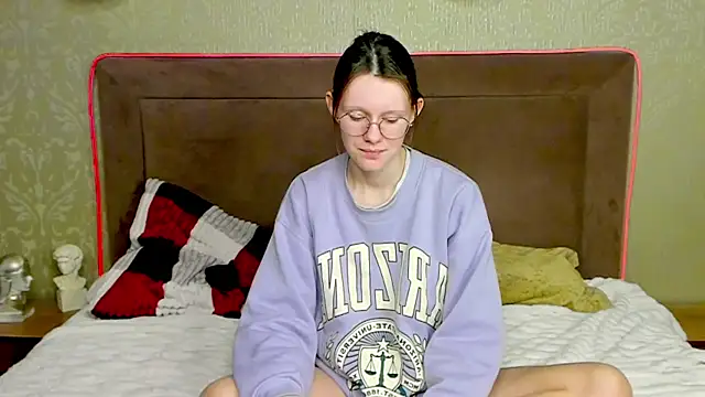 Snapshot of RoxyHerena chatting on January 14, 2026, 4:07 am RoxyHerena online show from January 14, 2026, 4:07 am