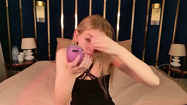 Snapshot of Vivien_Hans chatting on June 13, 2026, 8:40 pm Vivien Hans online show from June 13, 2026, 8:40 pm