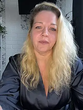 JenniferCarmen online show from April 15, 2026, 7:04 am