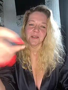 JenniferCarmen online show from May 12, 2026, 1:14 am