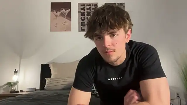 KiraSkys online show from March 17, 2026, 11:52 pm