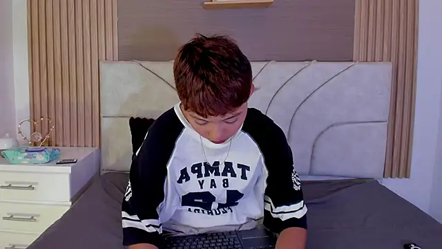 tefi meow  online show from April 4, 2026, 4:37 pm