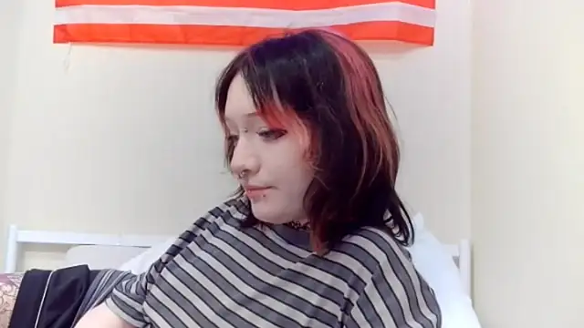 Snapshot of Shine_Luna chatting on February 10, 2026, 8:35 pm Shine Luna online show from February 10, 2026, 8:35 pm