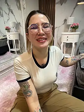Annyhathatway online show from May 15, 2026, 10:50 pm