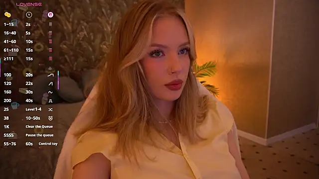 MollyyMayy online show from May 17, 2026, 11:12 pm