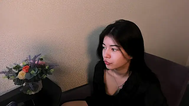 LisaColee online show from May 6, 2026, 8:08 am