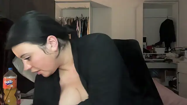 Curvybabesxxo online show from April 2, 2026, 1:42 pm