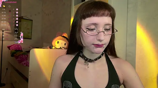 MiraJades online show from April 5, 2026, 10:07 pm